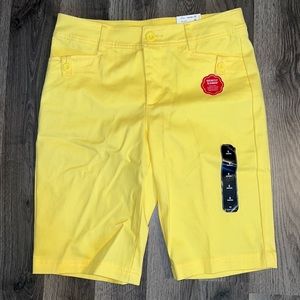 St. John’s Bay Aspen Yellow Slimming Cotton Shorts Size 6